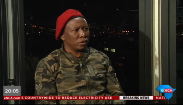 ▲ 남아공 극좌파를 이끌며 백인들의 재산을 모두 국유화해야 한다고 주장하는 줄리어스 말레마 경제자유투사 대표. ⓒ남아공 eNCA 뉴스 인터뷰 화면캡쳐.