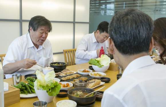 ▲ 최규성 한국농어촌공사 사장(맨 왼쪽)과 직원들이 시름에 빠진 염소 농가를 위로하기 위해 열린 로컬푸드데이 행사에서 염소고기를 먹고 있다.ⓒ한국농어촌공사