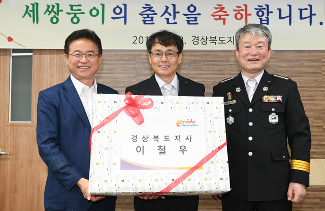 ▲ 이철우 지사는 28일 경산소방서 회의실에서 세쌍둥이를 출산, 다둥이 아빠로 경사를 맞은 이기찬 소방관을 찾아 축하 격려하고 애기 육아용품을 전달했다.ⓒ경산시