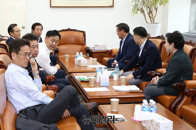 ▲ 홍영표 더불어민주당, 김성태 자유한국당, 김관영 바른미래당 등 3당 원내대표 및 정책위의장이 28일 오전 국회 운영위원장실에서 회동을 갖고 있다. ⓒ뉴데일리 이종현 기자