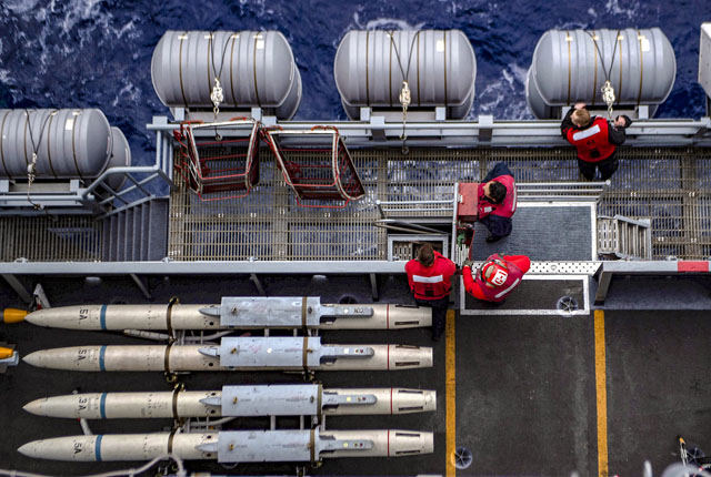 ▲ 지난 23일 태평양 상에서 훈련 중인 존 C.스테니스 항공모함 수병들의 모습. ⓒ美국방부 제공.