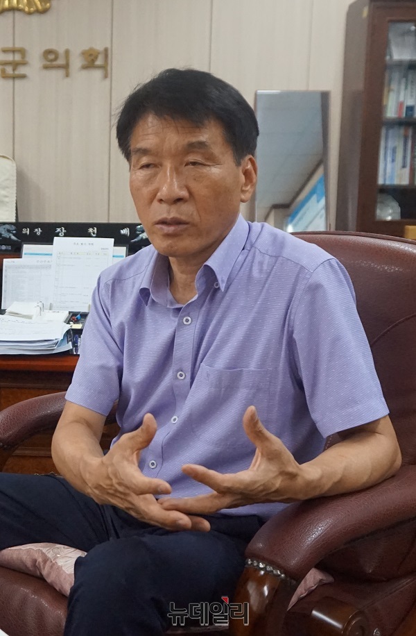 ▲ 장천배 증평군의장이 뉴데일리와 인터뷰를 통해 해외연수 개선 등에 대해 설명을 하고 있다.ⓒ김정원 기자