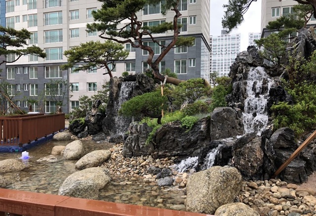 ▲ 오는 9월 입주를 앞둔 '포항초곡 리슈빌' 단지 내 조경. ⓒ계룡건설산업