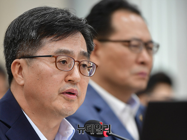 ▲ 김동연 경제부총리 겸 기획재정부 장관이 23일 오전 국회 기획재정위원회 회의에 참석해 질의에 답하고 있다. ⓒ뉴데일리 정상윤 기자