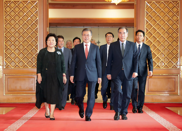 ▲ 지난 10일 농림축산식품부장관에 임명된 이개호 의원에 임명장을 수여하는 모습. ⓒ청와대 제공