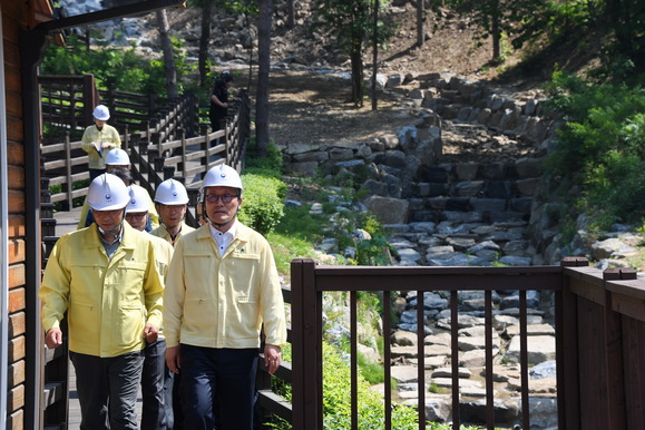 ▲ 지난 6월 산사태 취약 지역을 점검 중인 김재현 산림청장과 관계자들ⓒ산림청