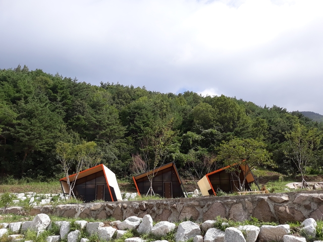 ▲ 현재 공사중인 영천 보현산 별빛테마마을 글램핑 모습.ⓒ영천시