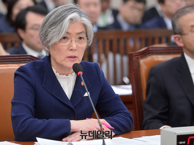 ▲ 강경화 외교부 장관이 21일 오후 국회에서 열린 '외교통일위원회 전체회의'에 참석해 발언하고 있다. ⓒ뉴데일리 공준표 기자