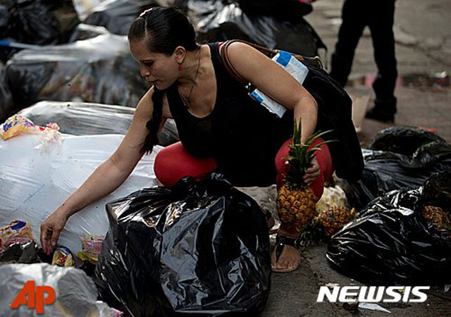 ▲ 쓰레기장에서 먹을 것을 찾는 베네수엘라 카라카스 시민. 2016년 6월 촬영한 사진이다. ⓒ뉴시스 AP. 무단전재 및 재배포 금지.