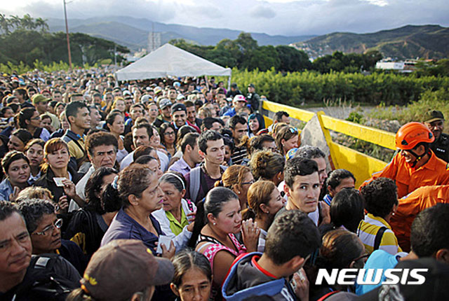 ▲ 2016년 7월 17일 콜롬비아로 피난하기 위해 국경에 몰려든 베네수엘라 국민들. ⓒ뉴시스 AP. 무단전재 및 재배포 금지.