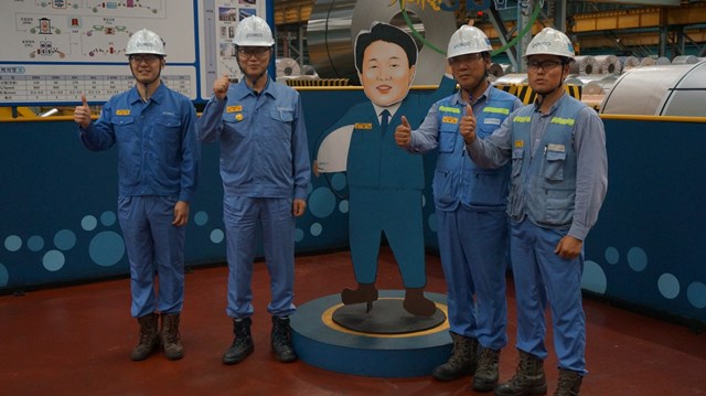 ▲ STS 압연부 1냉연공장 직원들과 오형수 포항제철소장(좌측 2번째)이 함께 기념 사진을 찍고 있다.ⓒ포스코