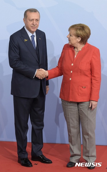▲ 2017년 G20 정상회담서 만나 악수하고 있는 에르도안 터키 대통령과 메르켈 독일 총리ⓒ뉴시스. 무단 전재 및 재배포 금지