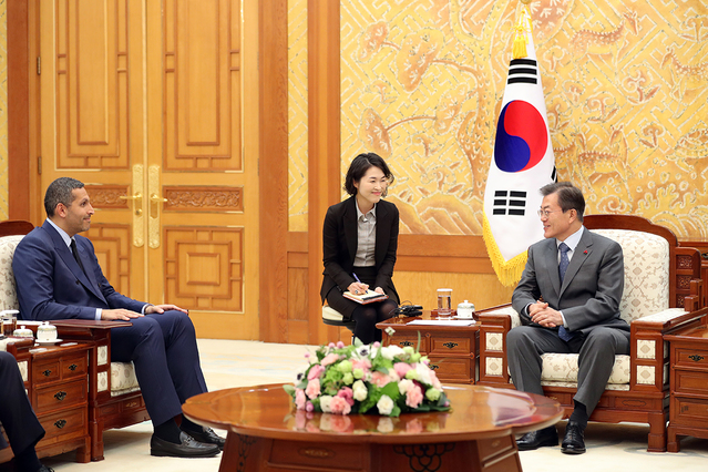 ▲ 문재인 대통령이 칼둔 칼리파 알 무바라크 아랍에미리트 (UAE) 아부다비 행정청장과 청와대에서 만날 당시 모습. ⓒ청와대 제공