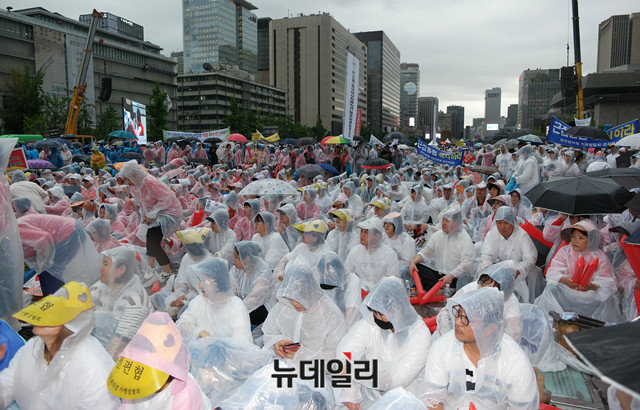 ▲ 소상공인생존권운동연대(이하 생존연대)는 29일 서울 광화문 광장에서 '최저임금 제도개선 촉구 국민대회'를 열고 정부의 최저임금 전면 재검토 및 개선을 촉구했다. 주최측은 이날 모인 소상공인들을 약 3만 명(경찰 추산 1만5천 명)으로 추산했다. ⓒ뉴데일리 이기륭