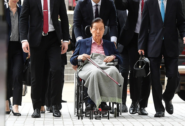 ▲ 신격호 롯데 명예회장이 29일 서울고등법원에서 열린 경영비리 항소심 결심공판에 출석하고 있다. ⓒ정상윤 기자