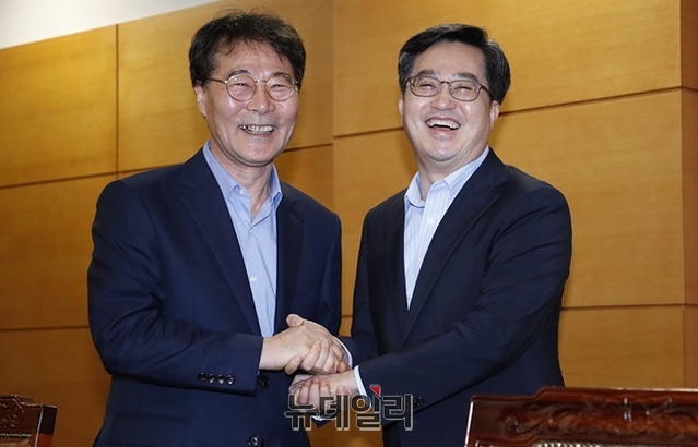 ▲ 장하성 대통령비서실 정책실장과 김동연 경제부총리 겸 기획재정부 장관이 29일 금융감독원 연수원에서 두 번째 정례회동에 앞서 손을 맞잡은 모습. ⓒ청와대