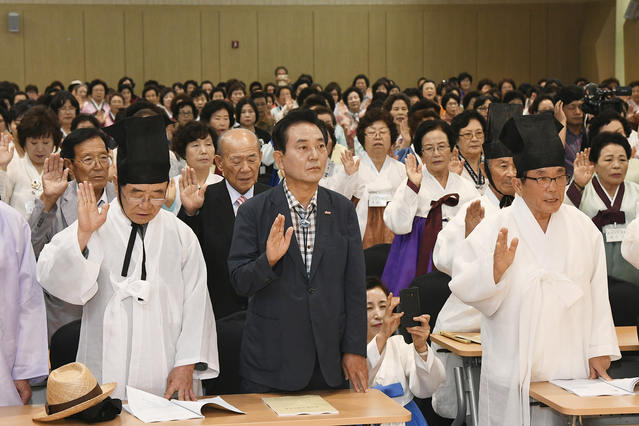 ▲ 제26회 전국여성유림대회가 달성군에서 열린 가운데 김문오 군수와 유림들이 선서를 하고 있다.ⓒ달성군