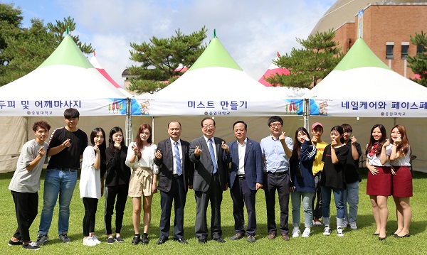 ▲ 중원대 학생들과 교직원 200여 명이 ‘2018 괴산고추축제’에서 관람객들을 위한 다양한 문화행사에 동참하고 있다. ⓒ중원대학교