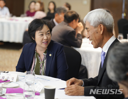 ▲ 황수경 전 통계청장(왼쪽)이 지난 5월 29일 대전시 유성구 인터시티호텔에서 '2020 인구주택총조사 자문위원회 출범식'에 앞서 위원장으로 위촉된 조성겸 충남대학교 교수와 대화를 나누고 있다. ⓒ 뉴시스