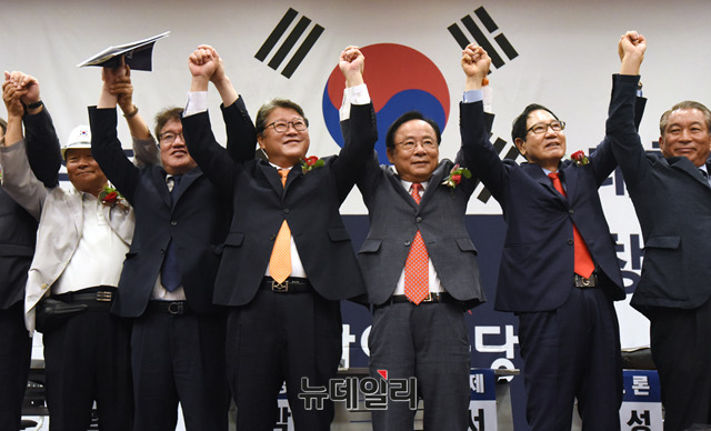 ▲ 조원진 대한애국당 대표, 이주영 국회 부의장 등 참석자들이 30일 오전 국회 헌정기념관에서 열린 '대한애국당 창당 1주년 기념식'에 기념사진을 촬영하고 있다. ⓒ뉴데일리 이종현 기자