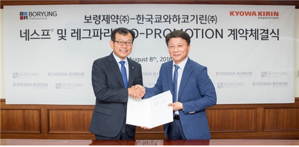 ▲ 지난 8일 보령제약 본사에서 진행된 네스프·레그파라 공동판매 계약식에서 최태홍 보령제약 사장(왼쪽)과 나종천 한국쿄와하코기린 사장(오른쪽)이 계약서에 서명 후 악수를 하고 있다. ⓒ보령제약