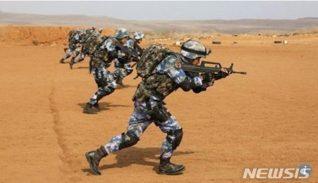 ▲ 사막에서 전술훈련 중인 중국군. ⓒ뉴시스. 무단전재 및 재배포 금지.