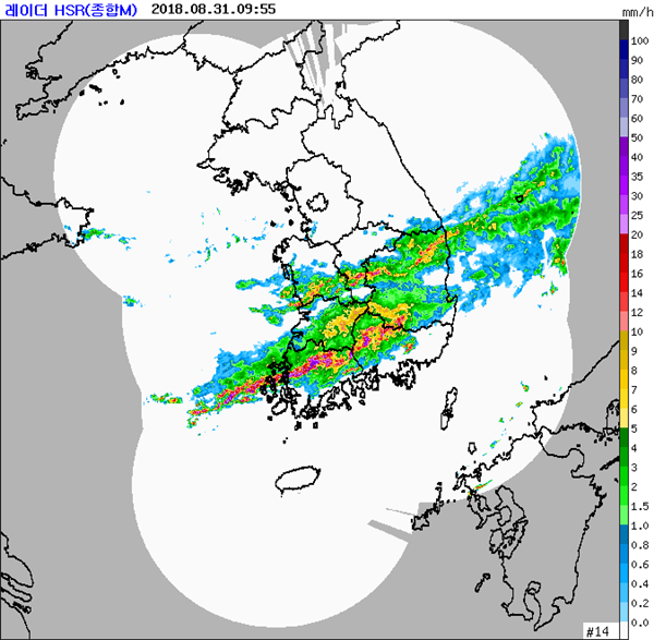 ▲ 집중호우를 뿌리고 있는 비구름대가 중부와 남부지방 사이에 걸쳐있다. ⓒ기상청