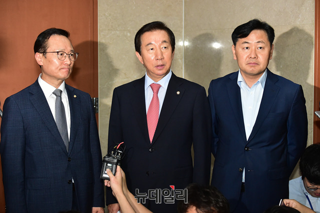 ▲ 여야 교섭단체 3당 원내대표가 30일 오후 국회 정론관에서 본회의에 상정 예정인 쟁점법안 합의 실패 기자회견을 마치고 기자들의 질문에 답하고 있다. (왼쪽부터 홍영표 더불어민주당, 김성태 자유한국당 김관영 바른미래당) ⓒ뉴데일리 이종현 기자