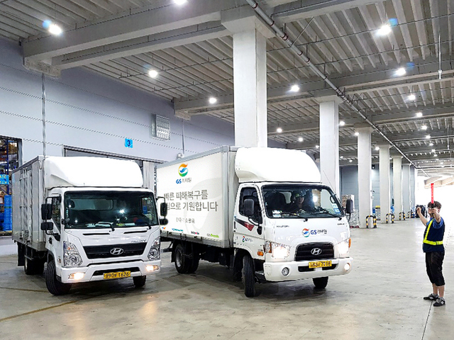 ▲ GS리테일 물류센터에서 가산동 주민들을 위한 긴급 구호물품을 싣고 출발하고 있다. ⓒGS리테일