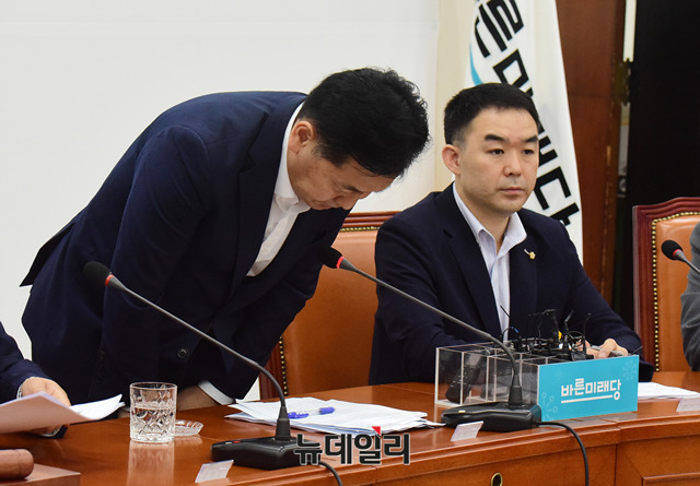 ▲ 김관영 바른미래당 원내대표가 31일 오전 국회에서 열린 비상대책위원회의에 참석해 민생법안 처리 무산을 사과하고 있다. ⓒ뉴데일리 이종현 기자