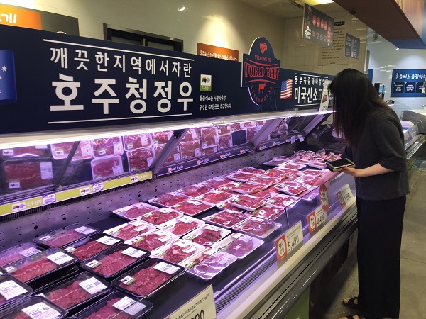 ▲ 다만 ‘유색 스티로폼 트레이 퇴출’은 지지부진했다. 직접 둘러본 대형마트 3사 전 점포에서 류·어류 등 제품이 유색 트레이에 담겨 판매되고 있었다.ⓒ한지명 기자.