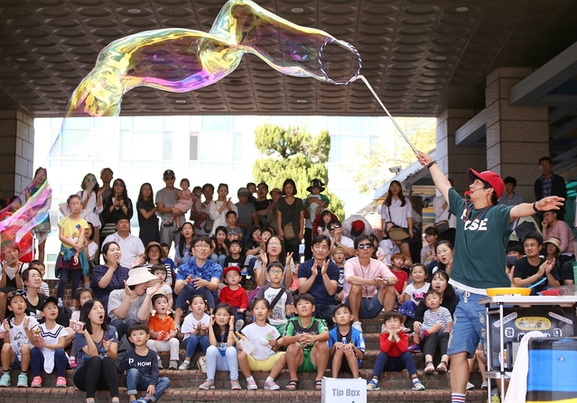 ▲ 거리예술초청작-시간여행자.ⓒ수성문화재단