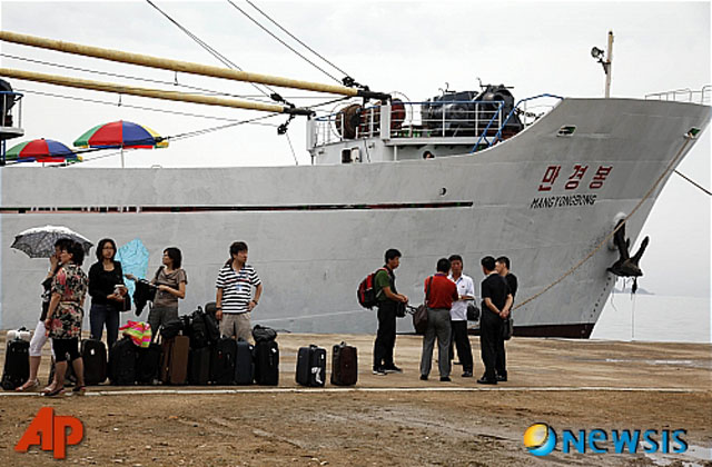 ▲ 과거 北라선특구와 러시아 블라디보스톡 항을 오가던 여객화물선 '만경봉'호. ⓒ뉴시스 AP. 무단전재 및 재배포 금지.