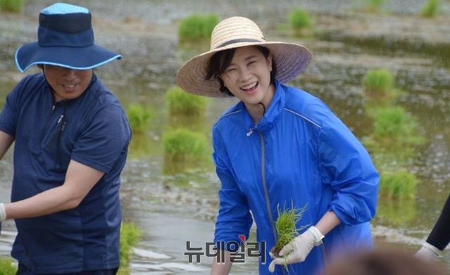 ▲ 유은혜 사회부총리 겸 교육부 장관 후보자가 농촌활동에 나선 모습. ⓒ유은혜 페이스북