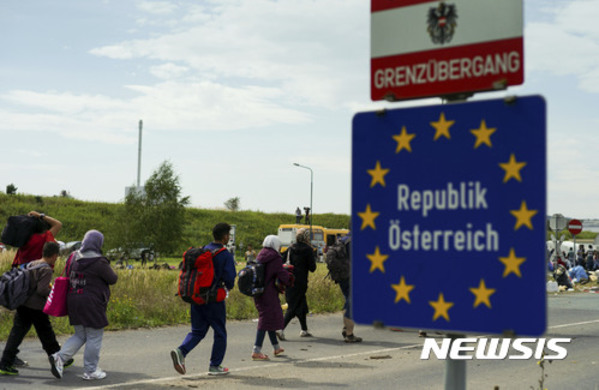 ▲ 오스트리아와 헝가리 국경 지대를 이동 중인 난민들ⓒ뉴시스. 무단 전재 및 재배포 금지.