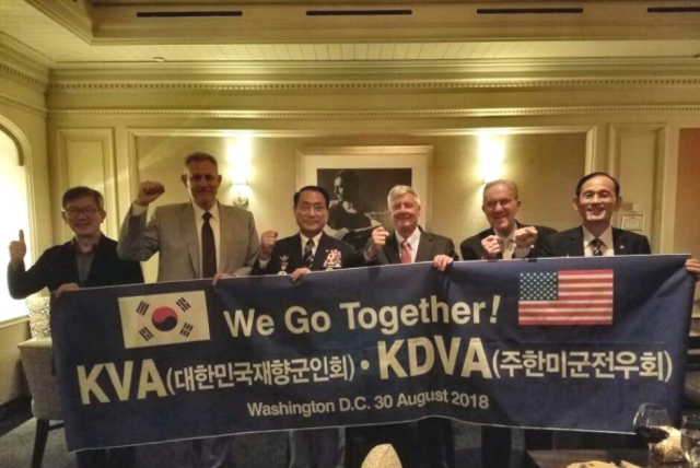 ▲ 김진호 대한민국 재향군인회장(왼쪽에서 세 번째)과 월터 샤프 전 주한미군사령관(왼쪽에서 네 번째)이 만찬을 마치고 기념촬영을 하고 있다.ⓒ재향군인회 제공