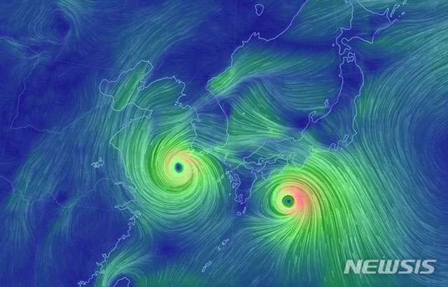 지난 8월 23일 당시 '눌어스넷'에 나타난 19호 태풍 '솔릭'과 20호 태풍 '시마룬'의 풍속 지도. ⓒ뉴시스. 무단전재 및 재배포 금지.