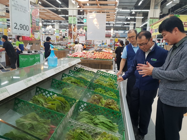 ▲ 여영현 경북농협 본부장(오른쪽 두번째)은 29일 하나로마트 성서점을 찾아 식품안전에 대한 현지점검을 실시했다.ⓒ경북농협