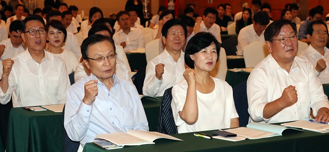 ▲ 31일 오후 충남 예산군 덕산 리솜리조트에서 진행된 더불어민주당 정기국회 대비 국회의원 워크숍에서 이해찬 대표, 추미애 전 대표를 비롯한 참석 의원들이 구호를 외치고 있다. ⓒ뉴시스