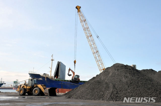 ▲ 지난 8월 7일 포항 북부신항 제7부두에 정박한 진룽호에서 북한산 석탄을 하역하는 모습. ⓒ뉴시스. 무단전재 및 재배포 금지.