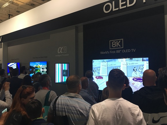 ▲ LG전자 부스를 찾은 관람객들이 1일 공개된 8K 올레드 TV를 보고 있다.ⓒ뉴데일리DB