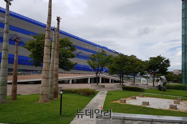 ▲ 충북 청주시 상당로 옛청주제조창은 청주시가 2019년 7월까지 1021억 원을 들여 도시재생사업을 추진하고 있는 가운데 2일 하늘에는 구름이 잔뜩 끼어 있다.ⓒ김정원 기자