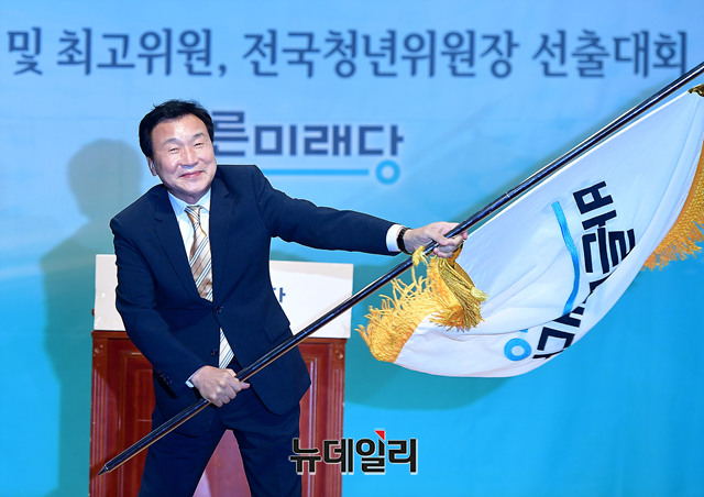 ▲ 손학규 바른미래당 신임 당대표가 2일 오후 국회 의원회관에서 열린 전당대회에서 당선 직후 당기를 흔들고 있다. ⓒ뉴데일리 정상윤 기자