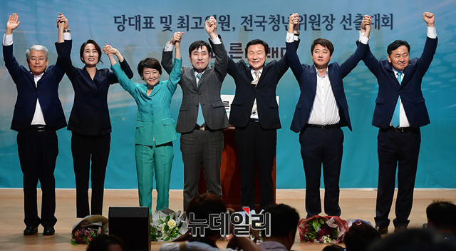 ▲ 김동철 바른미래당 비상대책위원장, 김수민 전국청년위원장, 권은희 최고위원, 하태경 최고위원, 손학규 신임 당대표, 이준석 최고위원, 김관영 원내대표(왼쪽부터)가  2일 오후 국회 의원회관에서 열린 바른미래당 전당대회에서 손을 맞잡고 당원들에게 인사를 나누고 있다. ⓒ뉴데일리 정상윤 기자