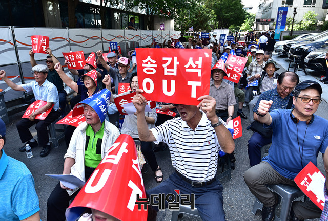 ▲ 전시납북자 실종 법안 철회를 촉구하는 참가자들이 31일 오후 서울 여의도 더불어민주당 당사 앞에서 열린 민주당 규탄 2차 대회에서 '송갑석 OUT'라고 적힌 손피켓을 들고 대회에 자리하고 있다. ⓒ뉴데일리 정상윤 기자