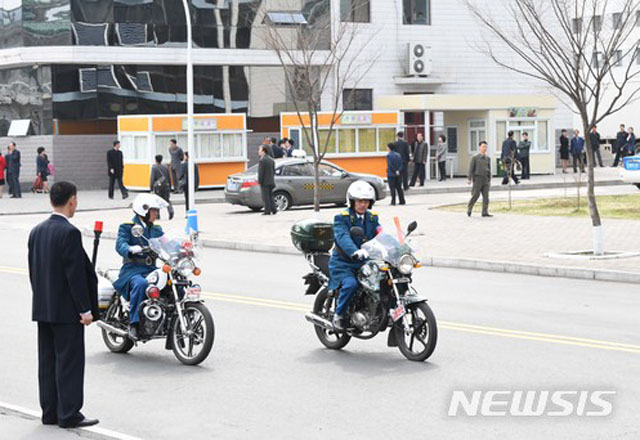 ▲ 북한 당국이 최근 평양에서 차량 2부제 실시, 과속 단속 등 교통질서를 강화하고 있다고 한다. 사진은 평양의 교통경찰. ⓒ뉴시스. 무단전재 및 재배포 금지.