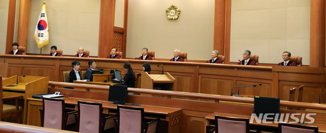 ▲ 이진성 헌법재판소장을 비롯한 헌법재판관들이 지난달 30일 헌법재판소 대심판정에서 열린 심판 선고를 위해 자리하고 있다.ⓒ뉴시스