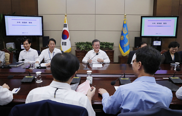 ▲ 문재인 대통령이 3일 수석보좌관회의를 주재하는 모습. ⓒ청와대 제공