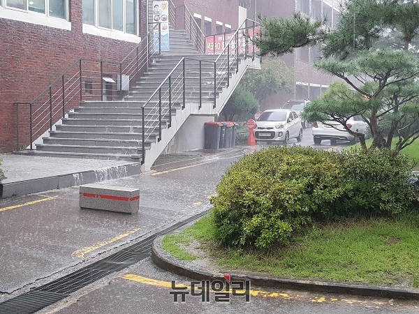 ▲ 3일 오후 충북 청주 서원대학교 캠퍼스에 폭우가 쏟아지면서 빗물이 계단 위를 흘러 넘치고 있다.ⓒ김정원 기자