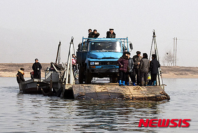 ▲ 북한이 최근 中국경에서의 밀수에 중국인은 빼고 자기네끼리 작업 중이라고 한다. 사진은 中北국경 지역을 오가는 바지선. ⓒ뉴시스. 무단전재 및 재배포 금지.
